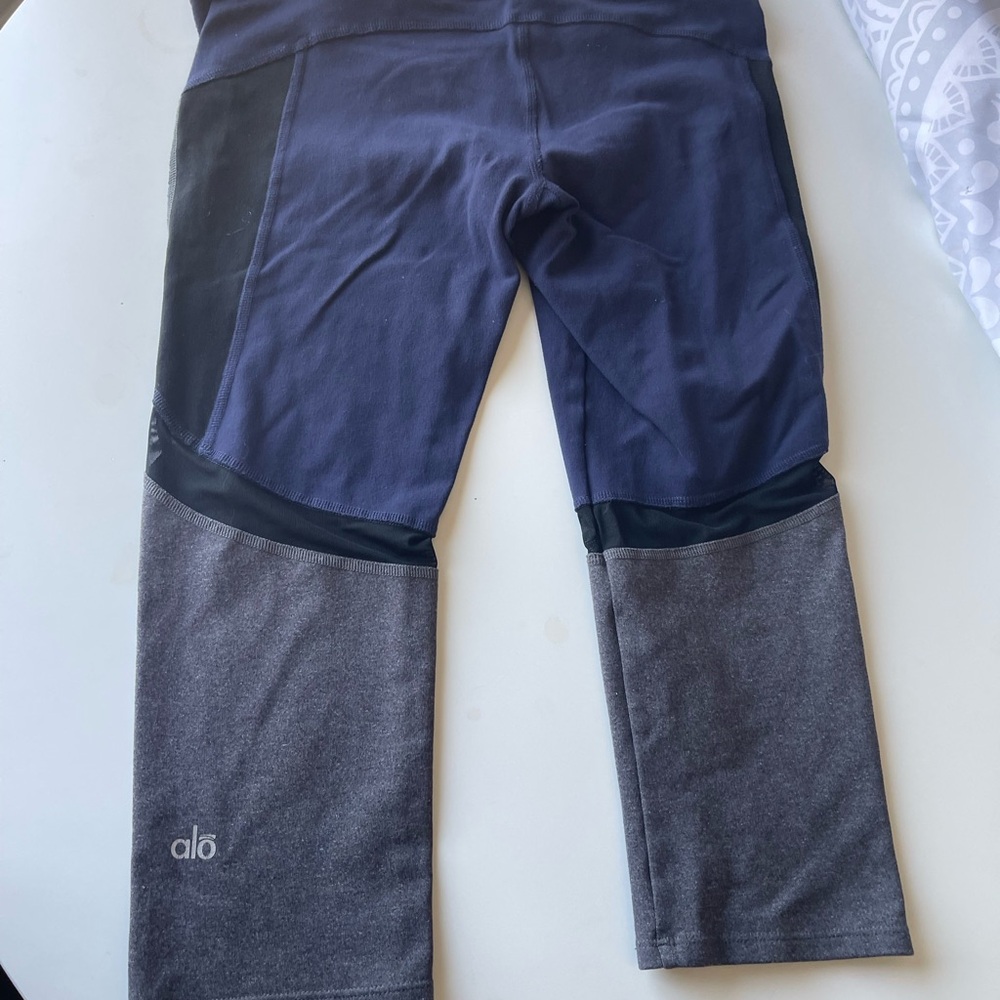 ALO Yoga woman Gray and Black Leggings